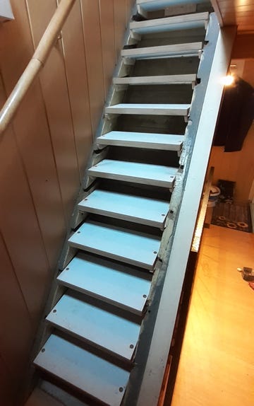 Neue, sichere Stufenleiter für Zugang in den Dachstuhl (Fachwerkhaus)