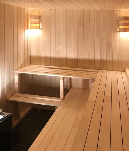 Sauna innen mit Zirbelkiefer-Ausbau 
